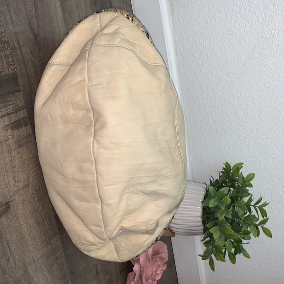 VINTAGE BETSEY JOHNSON IVORY LEATHER LARGE PURSE - Picture 10 of 14